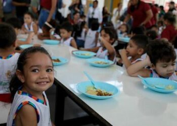 Resolução do MEC reajusta repasses da merenda escolar em 14,35% para 2026 e eleva orçamento do Pnae para R$ 6,7 bilhões.