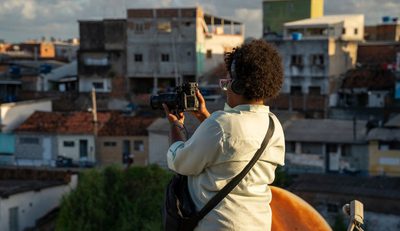 Mostra Nós abre inscrições para premiar produções audiovisuais e fotográficas feitas nas periferias brasileiras, valorizando olhares e narrativas de quem vive nos territórios.