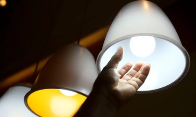 Novo Desconto Social na energia elétrica já atende mais de 4,1 milhões de famílias no Brasil, com redução média de 11,8% na tarifa. Medida integra o programa Luz do Povo e amplia a inclusão energética.