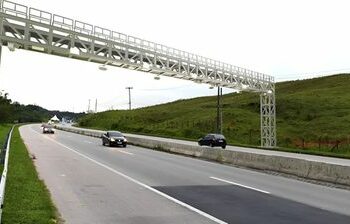 Contramão para fugir do pedágio eletrônico não funciona e gera multa, pontos na CNH e risco de processo, alerta a ANTT.