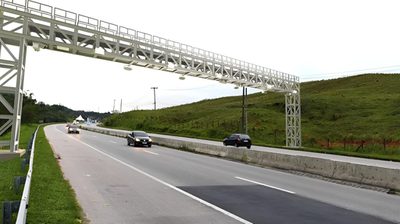 Contramão para fugir do pedágio eletrônico não funciona e gera multa, pontos na CNH e risco de processo, alerta a ANTT.