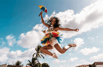 Pernambuco celebra o Dia do Frevo, manifestação cultural reconhecida pela Unesco que impulsiona o turismo e preserva a identidade do carnaval nordestino.