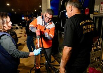 Inmetro e ANP lançam operação nacional para combater fraudes em postos de combustíveis, com fiscalização da qualidade, quantidade e segurança do abastecimento.