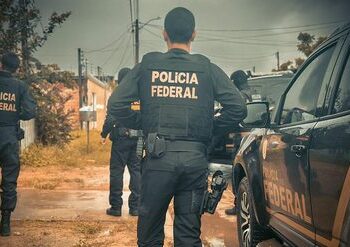 Polícia Federal cumpre mandados em Mato Grosso contra grupo suspeito de fornecer combustível para garimpos ilegais na Terra Indígena Sararé.