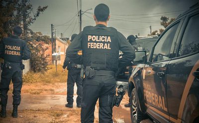 Polícia Federal cumpre mandados em Mato Grosso contra grupo suspeito de fornecer combustível para garimpos ilegais na Terra Indígena Sararé.