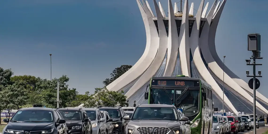 Senatran publica novo manual da CNH com regras nacionais para o exame prático, fim das faltas eliminatórias e mudanças na baliza, válidas em todo o Brasil.