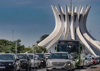 Senatran publica novo manual da CNH com regras nacionais para o exame prático, fim das faltas eliminatórias e mudanças na baliza, válidas em todo o Brasil.