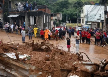 Prefeita de Juiz de Fora alerta que 25% da população vive em áreas de risco após chuvas que deixaram 64 mortos na Zona da Mata Mineira.