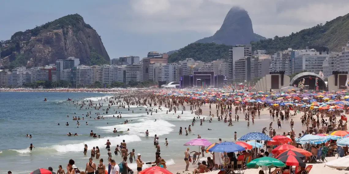 Mais de mil banhistas foram resgatados nas praias do Rio de Janeiro durante o Carnaval. Corpo de Bombeiros reforça segurança e alerta para riscos no mar.