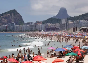 Mais de mil banhistas foram resgatados nas praias do Rio de Janeiro durante o Carnaval. Corpo de Bombeiros reforça segurança e alerta para riscos no mar.