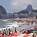 Mais de mil banhistas foram resgatados nas praias do Rio de Janeiro durante o Carnaval. Corpo de Bombeiros reforça segurança e alerta para riscos no mar.