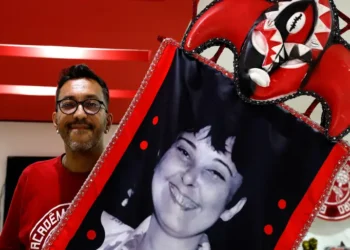 Acadêmicos do Salgueiro presta homenagem à carnavalesca Rosa Magalhães no Carnaval 2026 com enredo inspirado em seu imaginário e trajetória histórica.