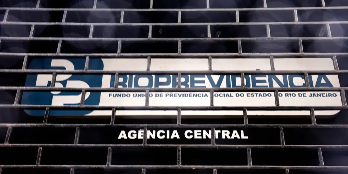 Polícia Federal prende ex-presidente do Rioprevidência durante a Operação Barco de Papel, que investiga irregularidades em investimentos de cerca de R$ 970 milhões.