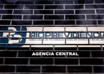 Polícia Federal prende ex-presidente do Rioprevidência durante a Operação Barco de Papel, que investiga irregularidades em investimentos de cerca de R$ 970 milhões.