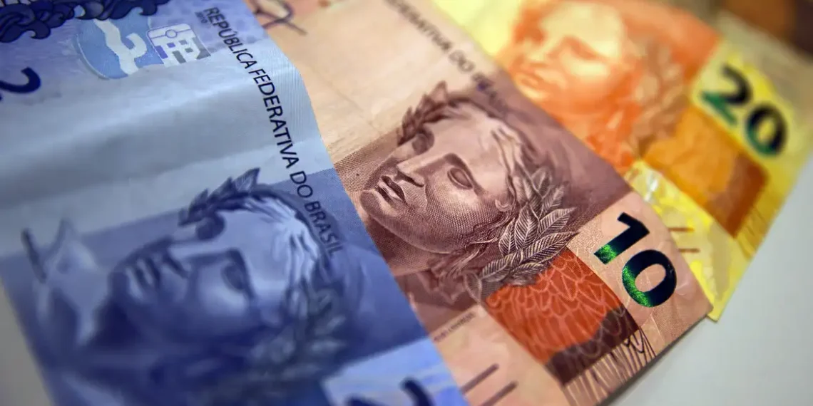 O mercado financeiro reduziu a previsão da inflação para 2026, com IPCA estimado em 3,95%, segundo o boletim Focus do Banco Central. Expectativas para Selic, PIB e dólar foram mantidas.