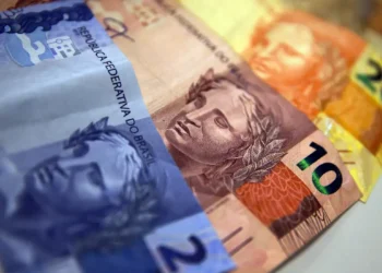O mercado financeiro reduziu a previsão da inflação para 2026, com IPCA estimado em 3,95%, segundo o boletim Focus do Banco Central. Expectativas para Selic, PIB e dólar foram mantidas.
