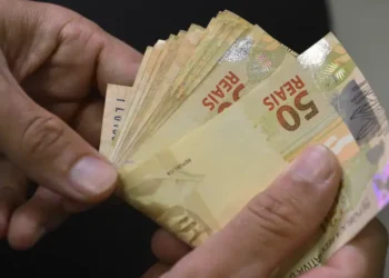 Isenção do Imposto de Renda para quem ganha até R$ 5 mil começa a valer em 2026 e já reflete no contracheque de fevereiro. Medida beneficia cerca de 16 milhões de brasileiros.