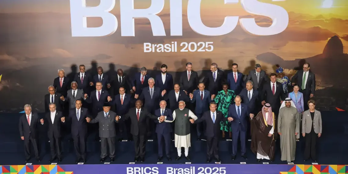 Brasil adota postura cautelosa após ataques de EUA e Israel ao Irã; especialistas apontam impacto das negociações comerciais e do Brics na diplomacia brasileira.