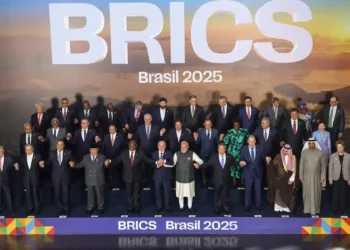 Brasil adota postura cautelosa após ataques de EUA e Israel ao Irã; especialistas apontam impacto das negociações comerciais e do Brics na diplomacia brasileira.