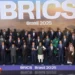 Brasil adota postura cautelosa após ataques de EUA e Israel ao Irã; especialistas apontam impacto das negociações comerciais e do Brics na diplomacia brasileira.