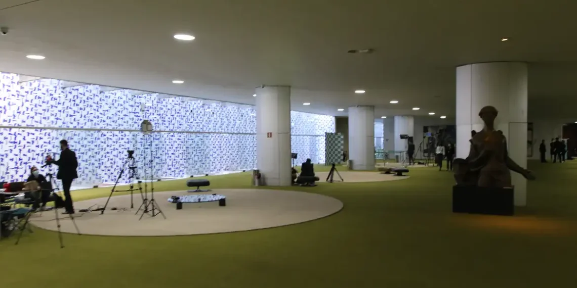 Entidades do jornalismo repudiam violência contra repórter no Salão Verde da Câmara dos Deputados e cobram apuração, responsabilização e garantias à liberdade de imprensa.