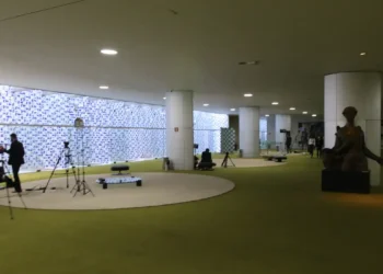 Entidades do jornalismo repudiam violência contra repórter no Salão Verde da Câmara dos Deputados e cobram apuração, responsabilização e garantias à liberdade de imprensa.