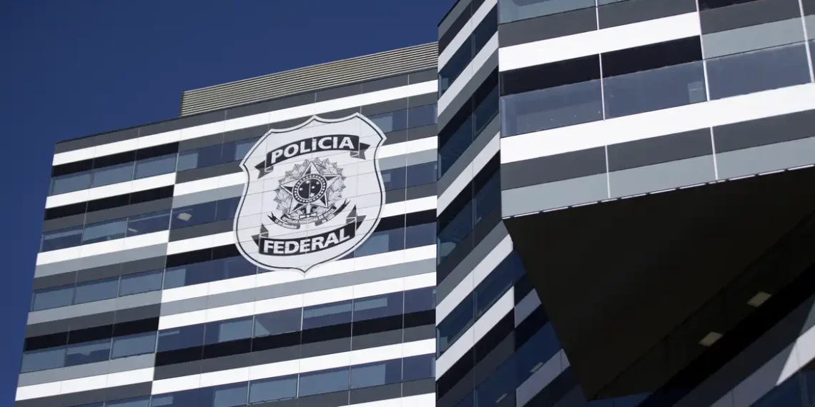 Polícia Federal cumpre mandados em SP, RJ e BA em investigação sobre vazamento de dados da Receita Federal envolvendo ministros do STF e outras autoridades.