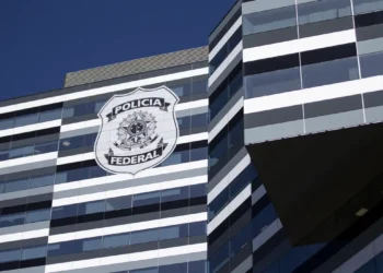 Polícia Federal cumpre mandados em SP, RJ e BA em investigação sobre vazamento de dados da Receita Federal envolvendo ministros do STF e outras autoridades.