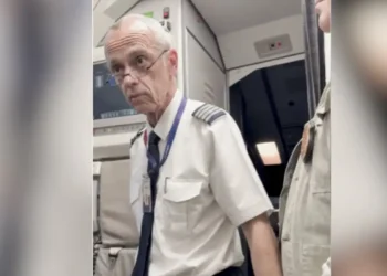 Latam demite piloto preso em São Paulo acusado de chefiar uma rede de abuso sexual infantil. Empresa diz colaborar com as autoridades enquanto investigações seguem em andamento.