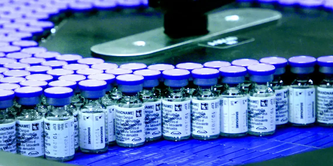 Brasil inicia vacinação contra dengue para profissionais de saúde com 650 mil doses já distribuídas. Imunizante do Butantan é dose única e pode chegar a outros públicos ainda este ano.