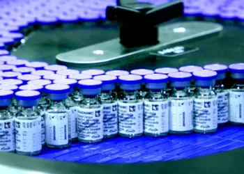 Brasil inicia vacinação contra dengue para profissionais de saúde com 650 mil doses já distribuídas. Imunizante do Butantan é dose única e pode chegar a outros públicos ainda este ano.