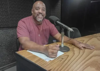 Pesquisa acadêmica destaca o papel das escolas de samba como expressão política na luta pela democracia durante o fim da ditadura militar, revelando episódios de censura, racismo e resistência cultural.