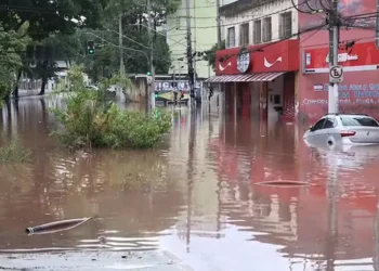 Defesa Civil coloca 45 cidades de São Paulo em estado de atenção para deslizamentos após chuvas intensas. Autoridades orientam moradores de áreas de risco a redobrar cuidados.