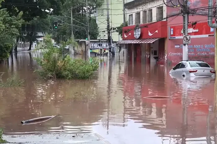Defesa Civil coloca 45 cidades de São Paulo em estado de atenção para deslizamentos após chuvas intensas. Autoridades orientam moradores de áreas de risco a redobrar cuidados.