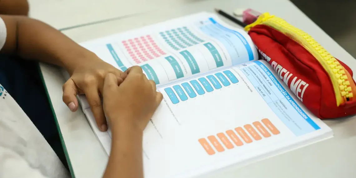 MEC certifica mais de 4,7 mil redes públicas com o Selo Nacional Compromisso com a Alfabetização, destacando avanços nas políticas educacionais e metas até 2030.