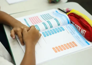 MEC certifica mais de 4,7 mil redes públicas com o Selo Nacional Compromisso com a Alfabetização, destacando avanços nas políticas educacionais e metas até 2030.