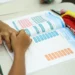 MEC certifica mais de 4,7 mil redes públicas com o Selo Nacional Compromisso com a Alfabetização, destacando avanços nas políticas educacionais e metas até 2030.