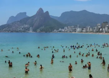 Durante o carnaval, salva-vidas do Corpo de Bombeiros do Rio de Janeiro resgataram 453 pessoas no litoral fluminense; desde janeiro, já são mais de 4,8 mil atendimentos.