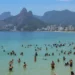 Durante o carnaval, salva-vidas do Corpo de Bombeiros do Rio de Janeiro resgataram 453 pessoas no litoral fluminense; desde janeiro, já são mais de 4,8 mil atendimentos.