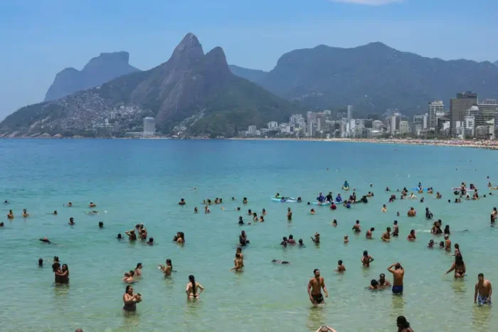Durante o carnaval, salva-vidas do Corpo de Bombeiros do Rio de Janeiro resgataram 453 pessoas no litoral fluminense; desde janeiro, já são mais de 4,8 mil atendimentos.