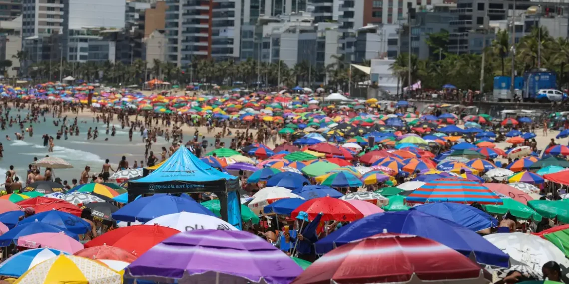 Acadêmicos do Salgueiro presta homenagem à carnavalesca Rosa Magalhães no Carnaval 2026 com enredo inspirado em seu imaginário e trajetória histórica.