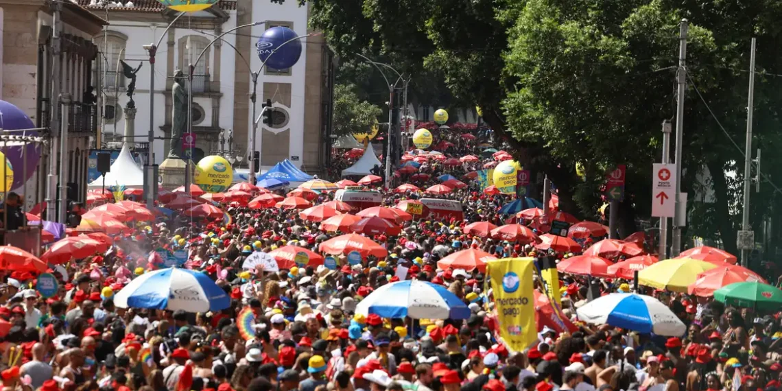 PM do Rio prendeu 243 pessoas e apreendeu 30 adolescentes durante o Carnaval, com reforço de 12 mil agentes e ações focadas nos megablocos.
