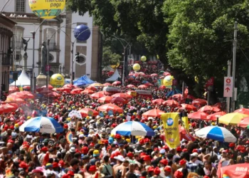 PM do Rio prendeu 243 pessoas e apreendeu 30 adolescentes durante o Carnaval, com reforço de 12 mil agentes e ações focadas nos megablocos.