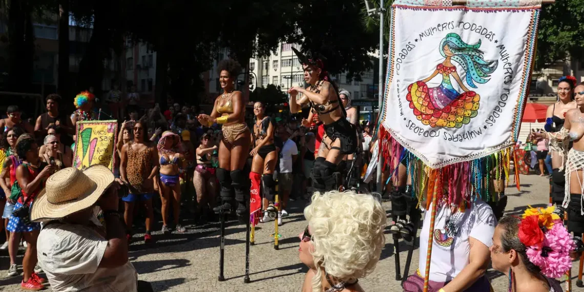 No Carnaval do Rio, o Bloco Mulheres Rodadas volta a discutir violência contra a mulher. Fantasias homenageiam Maria da Penha e reforçam a importância de políticas públicas contra o feminicídio.