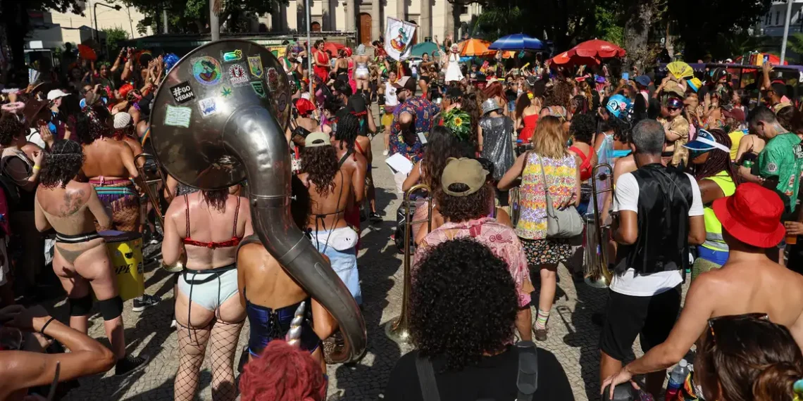 Carnaval 2026 no Rio registra 458 prisões, apreensão de adolescentes e recuperação recorde de celulares. Fiscalização multou camarotes e combateu bebidas falsificadas.