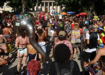 Carnaval 2026 no Rio registra 458 prisões, apreensão de adolescentes e recuperação recorde de celulares. Fiscalização multou camarotes e combateu bebidas falsificadas.