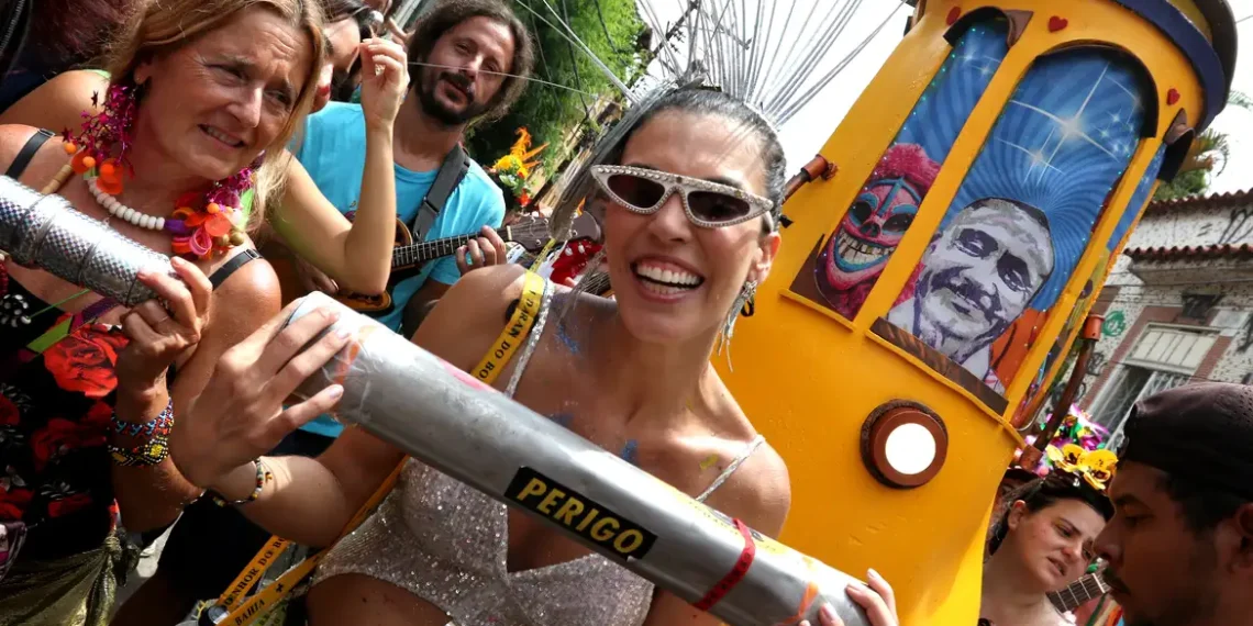 Bloco Céu na Terra presta tributo a Jorge Ben Jor no Carnaval 2026 e reacende debate sobre organização da festa em Santa Teresa.