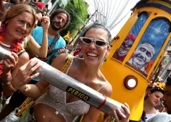 Bloco Céu na Terra presta tributo a Jorge Ben Jor no Carnaval 2026 e reacende debate sobre organização da festa em Santa Teresa.