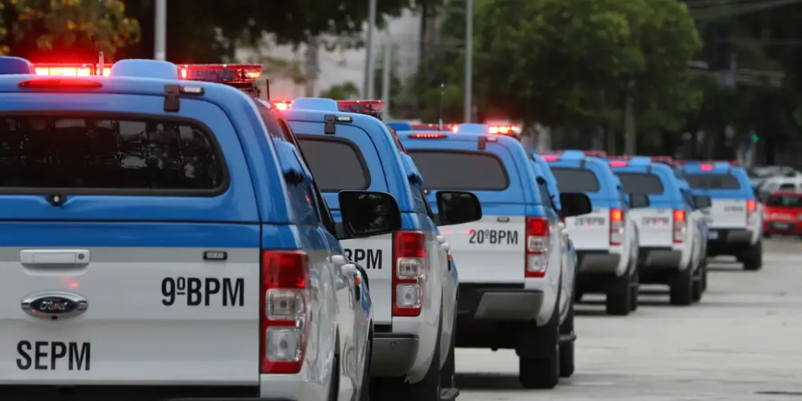 Polícia Militar realiza operação no Complexo da Maré com 200 agentes e veículos blindados. Ação mira tráfico, roubos e apreendeu armas.
