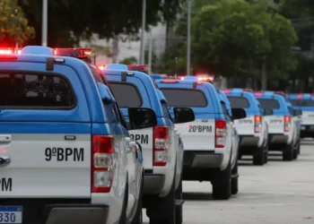 Polícia Militar realiza operação no Complexo da Maré com 200 agentes e veículos blindados. Ação mira tráfico, roubos e apreendeu armas.